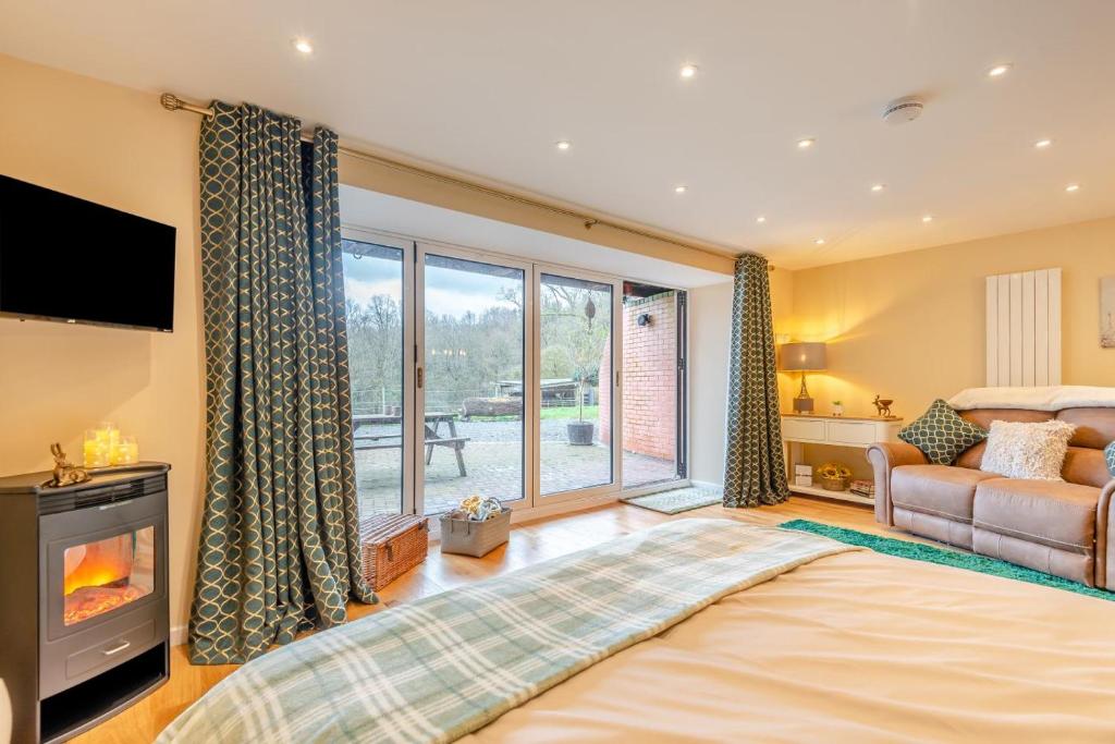 Ένα ή περισσότερα κρεβάτια σε δωμάτιο στο 1 Bed in Far Forest oc-d30808