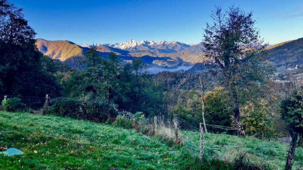 a view of a valley with mountains in the background at Gîte de montagne Las Trinquades in Boussenac