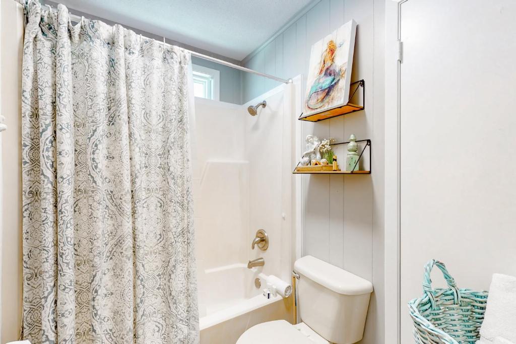 Ένα μπάνιο στο Stunning Beachfront Beach Access Dog Haven