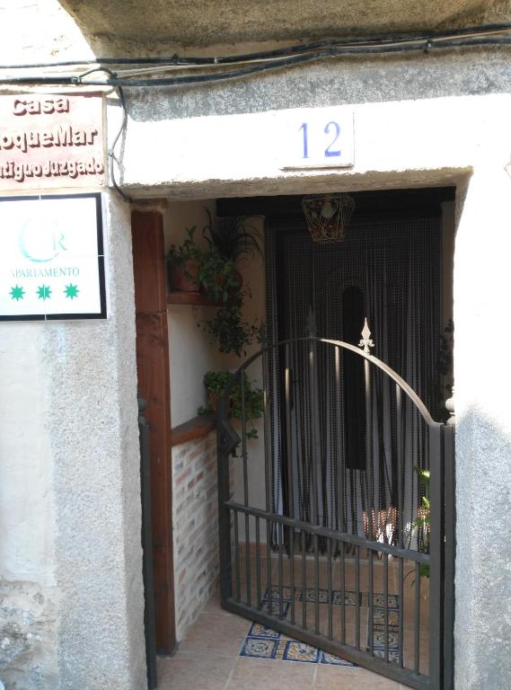 an entrance to a building with a gate at Apartamento o Casa Rural Roquemar in Guijo de Granadilla