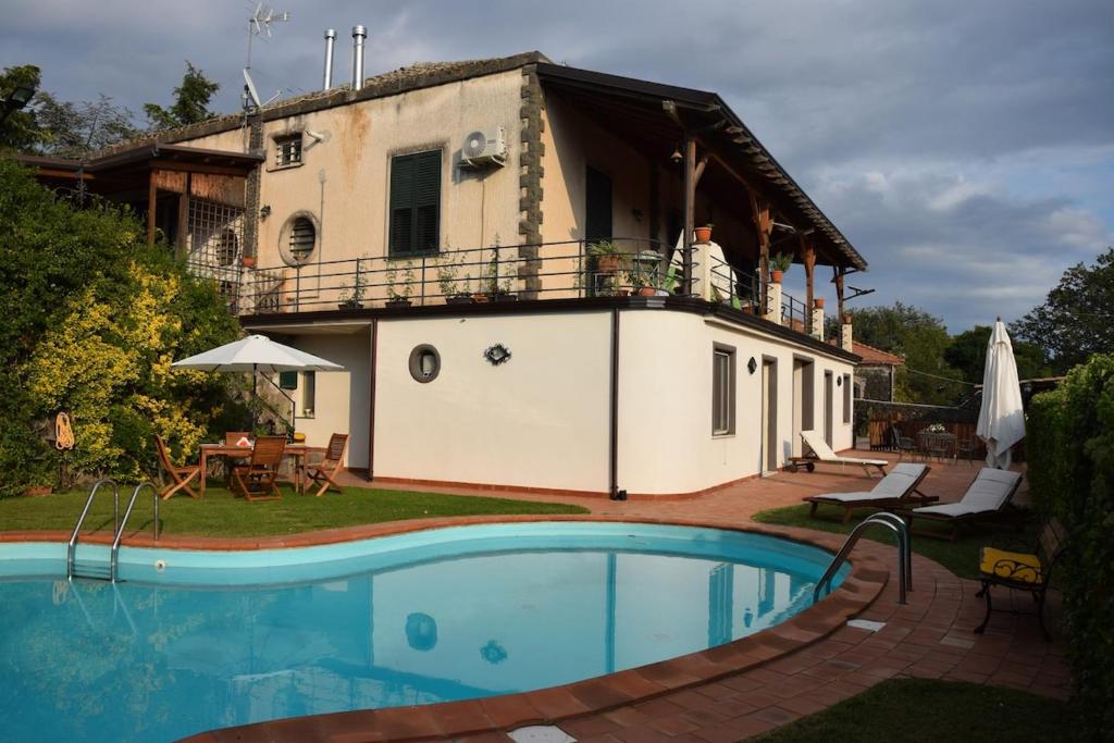 Bazén v ubytování Papà Vulcano - Oasi di Pietra nebo v jeho okolí