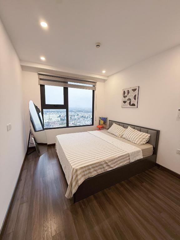 a bedroom with a large bed and a window at 1998Homestay Căn hộ 1n1wc city view tiện nghi in An Khê