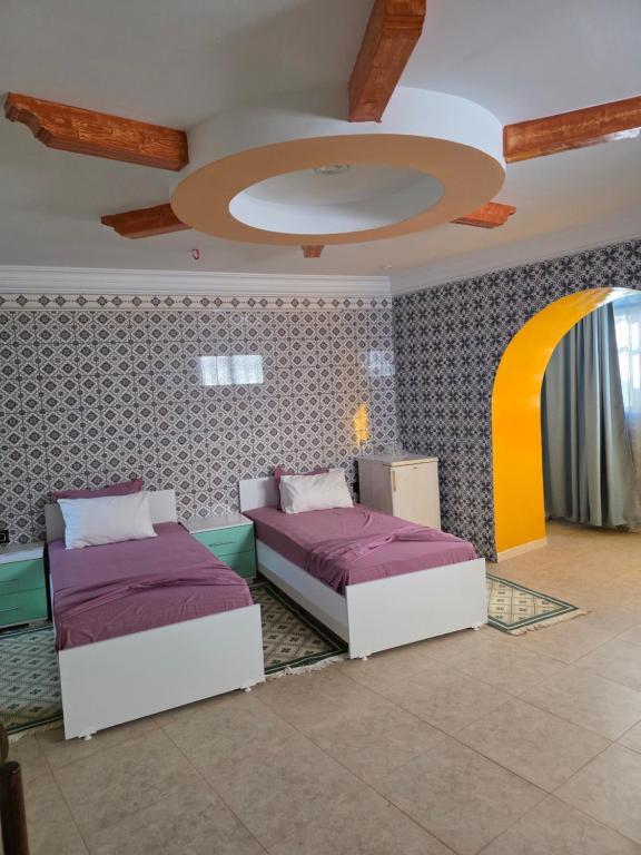 - une chambre avec deux lits et un plafond dans l'établissement Maison D'hôte Dar Saida, à Sicca Veneria