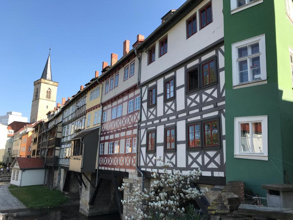 エアフルトにあるKrämernestの教会を背景に建つ家並み