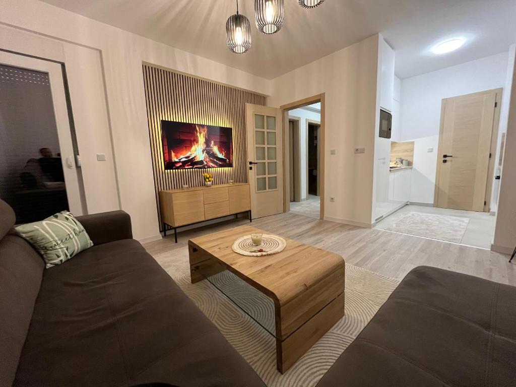 Una sala de estar con un sofá y una mesa de café. en Stan na dan TowerLife Gradačac, en Gradačac