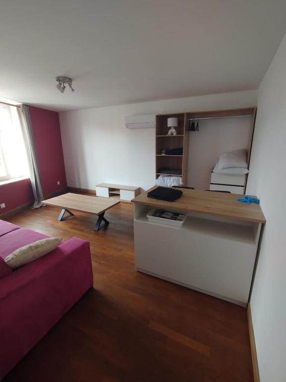 Piccola camera con letto e scrivania. di Studio cosy et lumineux avec climatisation a Châteauroux