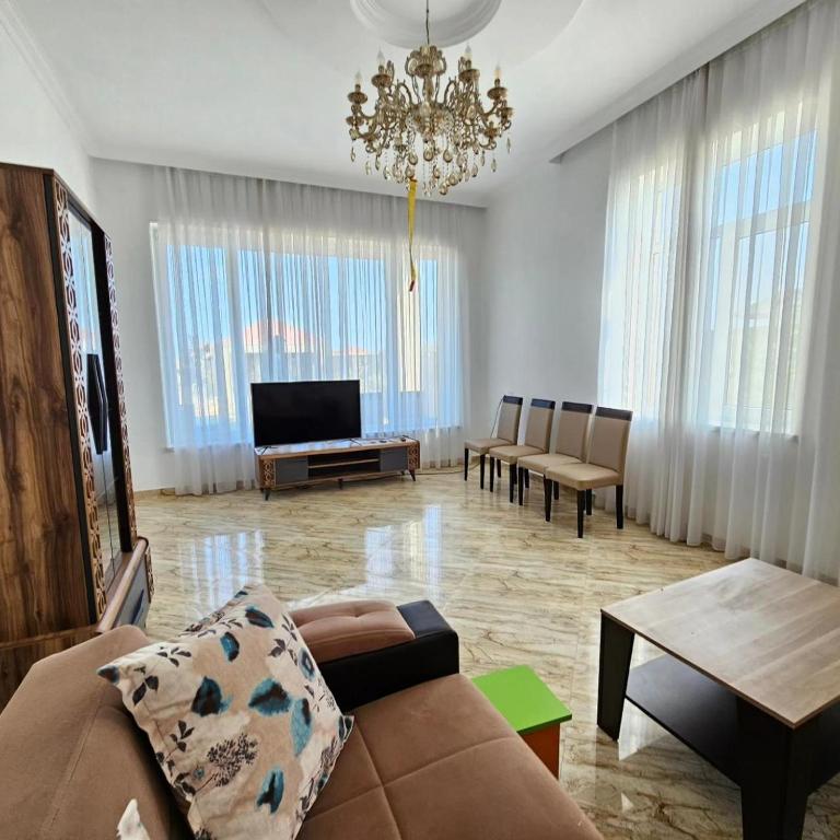 Nardaranにあるbag eviのソファとテレビのあるリビングルーム