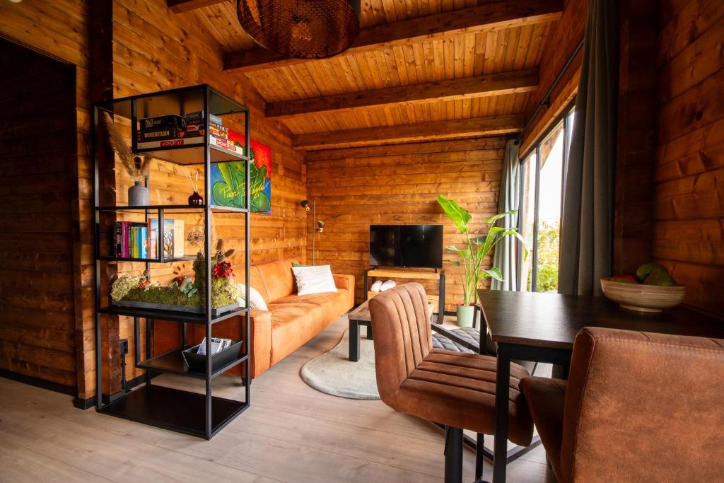 een woonkamer met een bank en een tafel bij NIEUW Bed & Breakfast Puur Poortugaal in Poortugaal