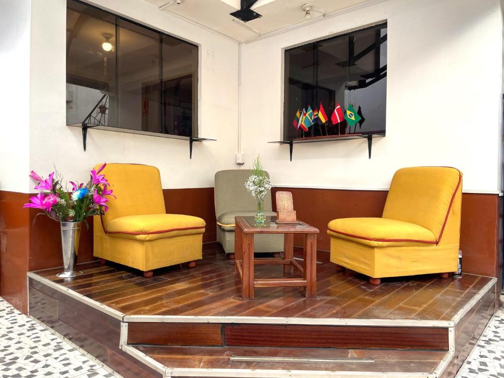 twee stoelen en een tafel in een wachtkamer bij Inkas Hotel Cusco in Cuzco