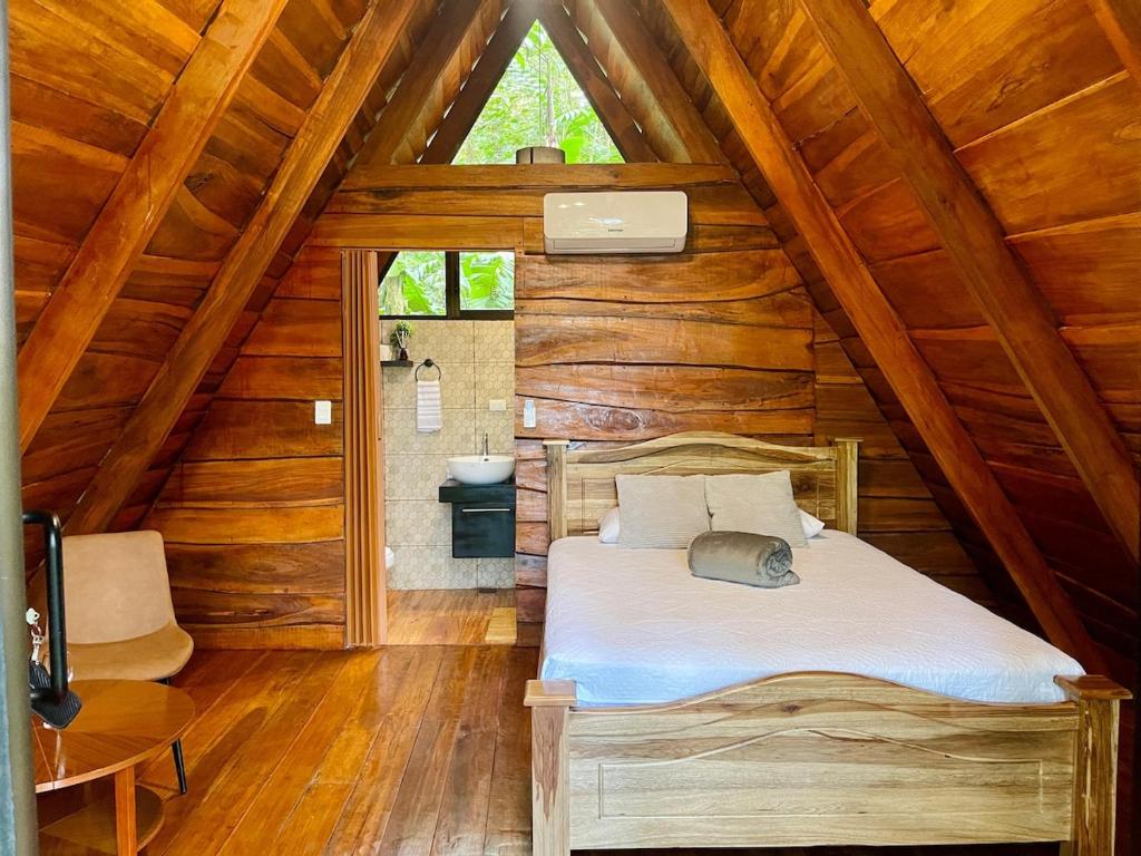 Postel nebo postele na pokoji v ubytování Alto's Green Lodge