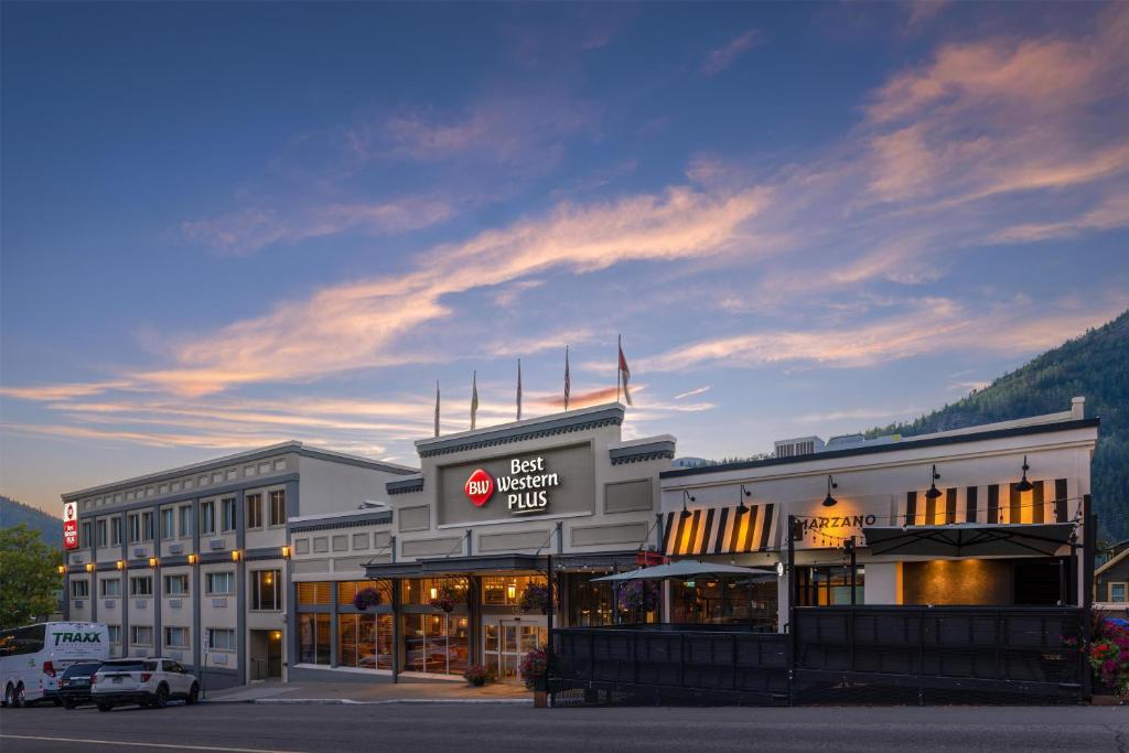 ネルソンにあるBest Western Plus Baker Street Innの大きな建物