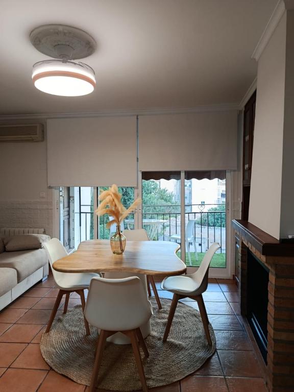 a living room with a wooden table and chairs at La Esquina Mayor in Caravaca de la Cruz