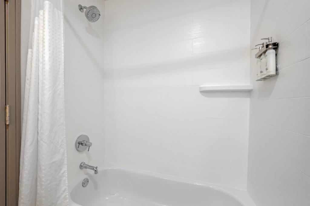 Holiday Inn Express & Suites Indianapolis - East by IHG photo