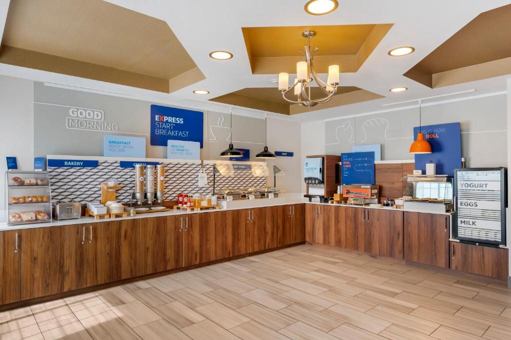 Holiday Inn Express & Suites Indianapolis - East by IHG photo