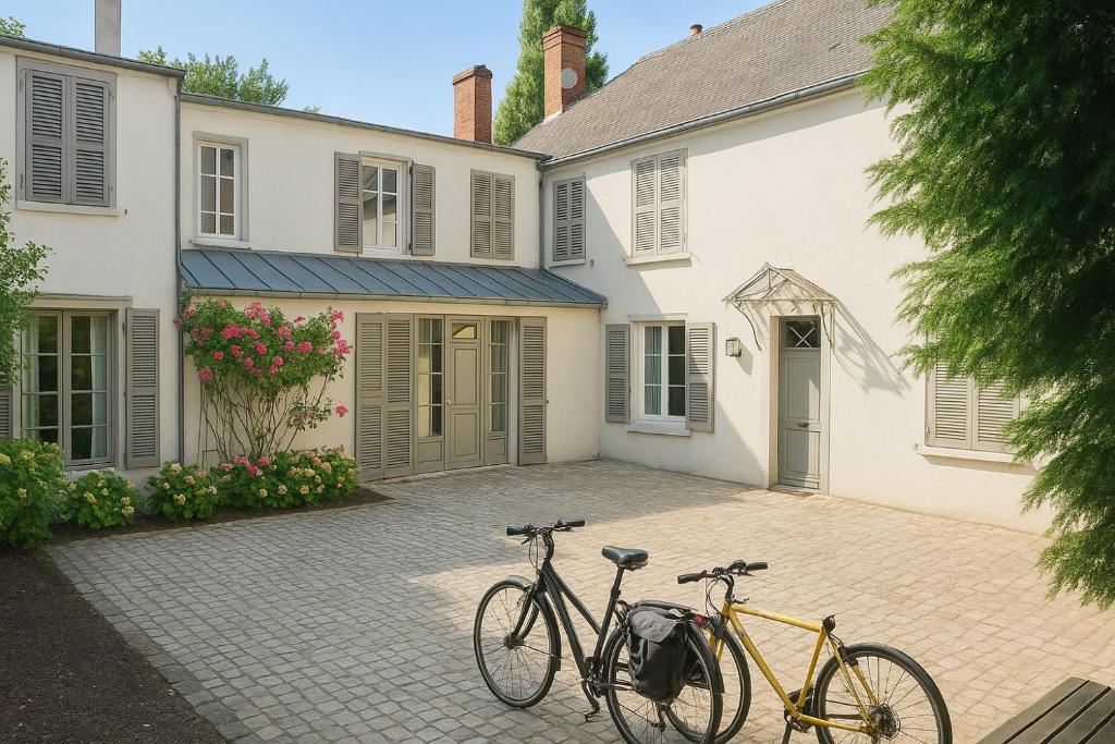 two bikes parked in front of a house at Appartements de l'Octroi avec parking in Chartres