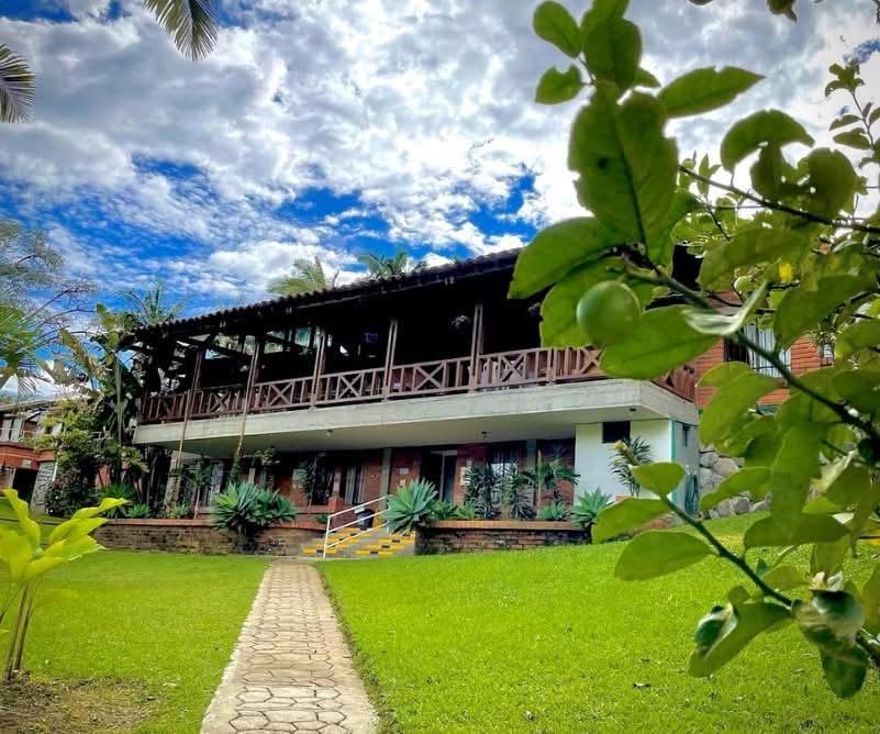 サンタ・ロサ・デ・カバルにあるEcohotel Villa Carolineの前に歩道がある建物