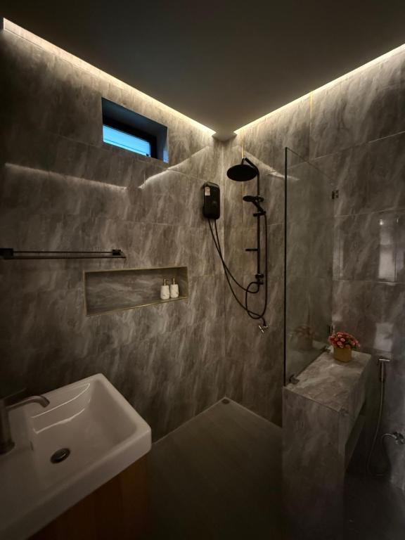 Ένα μπάνιο στο The Cushty Days Lanta