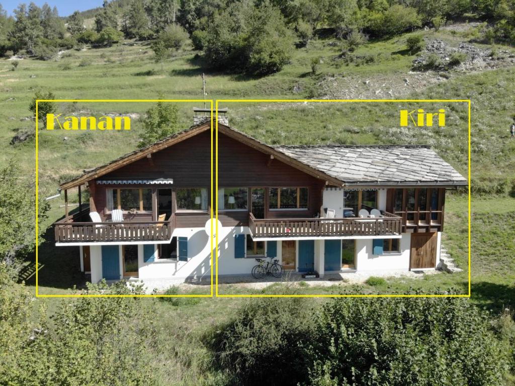 uma casa no meio de um campo em Chalet Kiri 8 personnes Sur les hauteurs d Evolene em Evolène