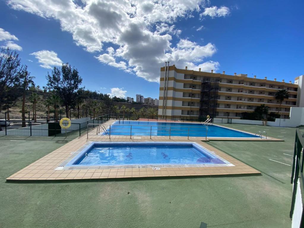 una gran piscina en la parte superior de un edificio en Heart of Las Americas Charming Beach Apartment Tenerife, en Costa de Adeje