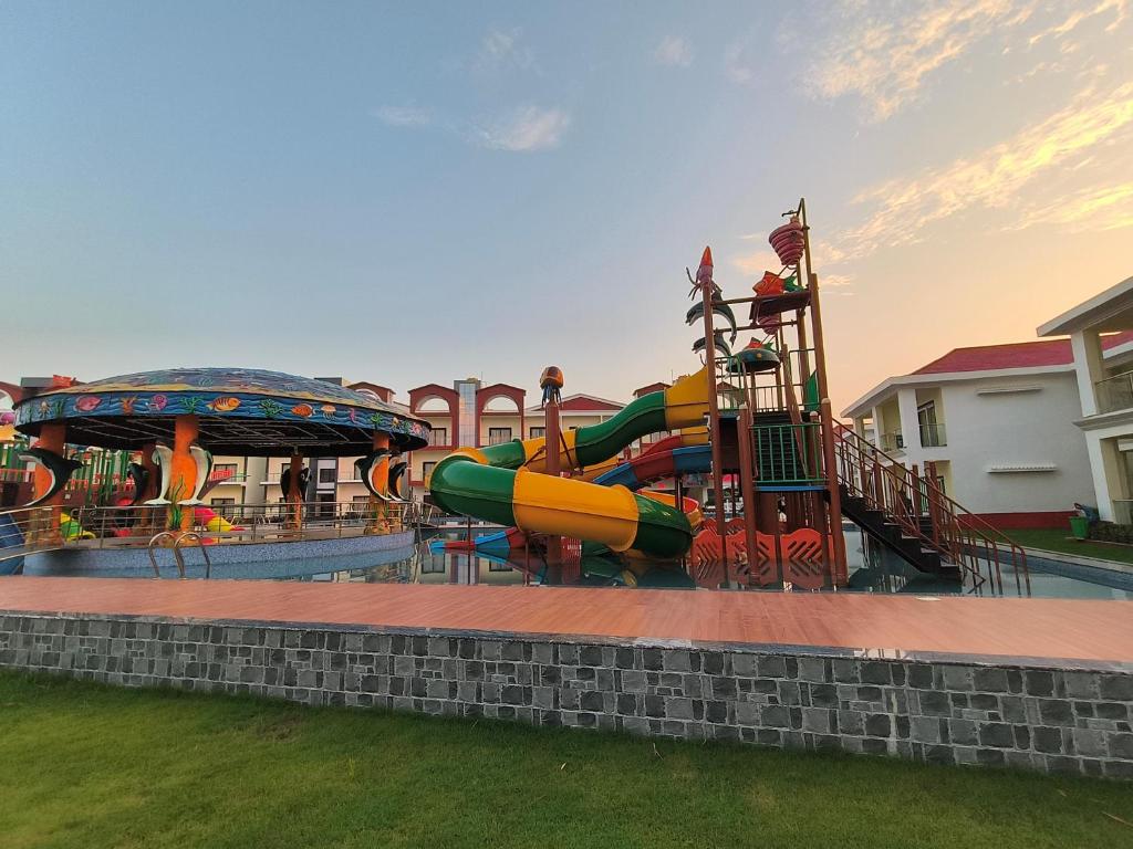 - un parc aquatique avec une aire de jeux dotée d'un toboggan dans l'établissement Resort K Sea View Mandarmoni, à Mandarmoni