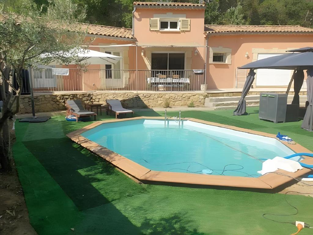 Bazén v ubytování Entre Vignes et Garrigues nebo v jeho okolí