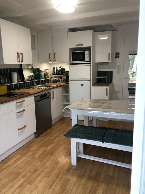 Køkken eller tekøkken på Cottage refait à neuf en octobre 2025 dans villages vacances Fougeres villages sous les pins pas de draps serviettes dans le logement ménage à vous de le faire obligatoirement