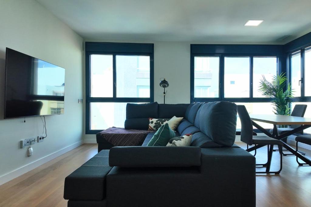 ein Wohnzimmer mit Sofa und Tisch in der Unterkunft A485B Beach in Las Palmas de Gran Canaria