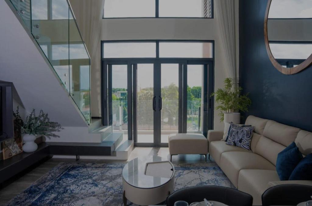 ein Wohnzimmer mit einer Couch und einem Glastisch in der Unterkunft Luxury phonex Apartment in Daressalam