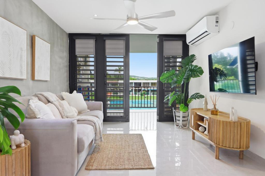 里奥格兰德Villa Layka Beach House at Playas del Yunque的配有沙发和吊扇的客厅