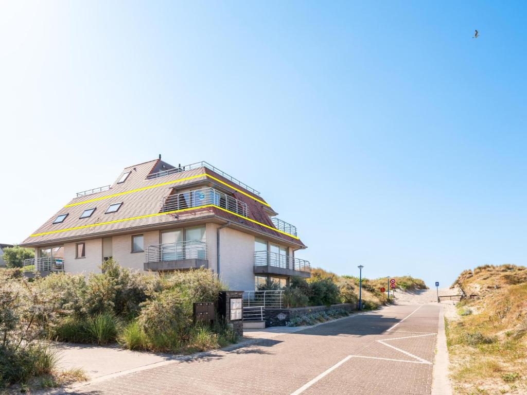 a building on the side of a hill with a parking lot at Seawhisper in Galopen
