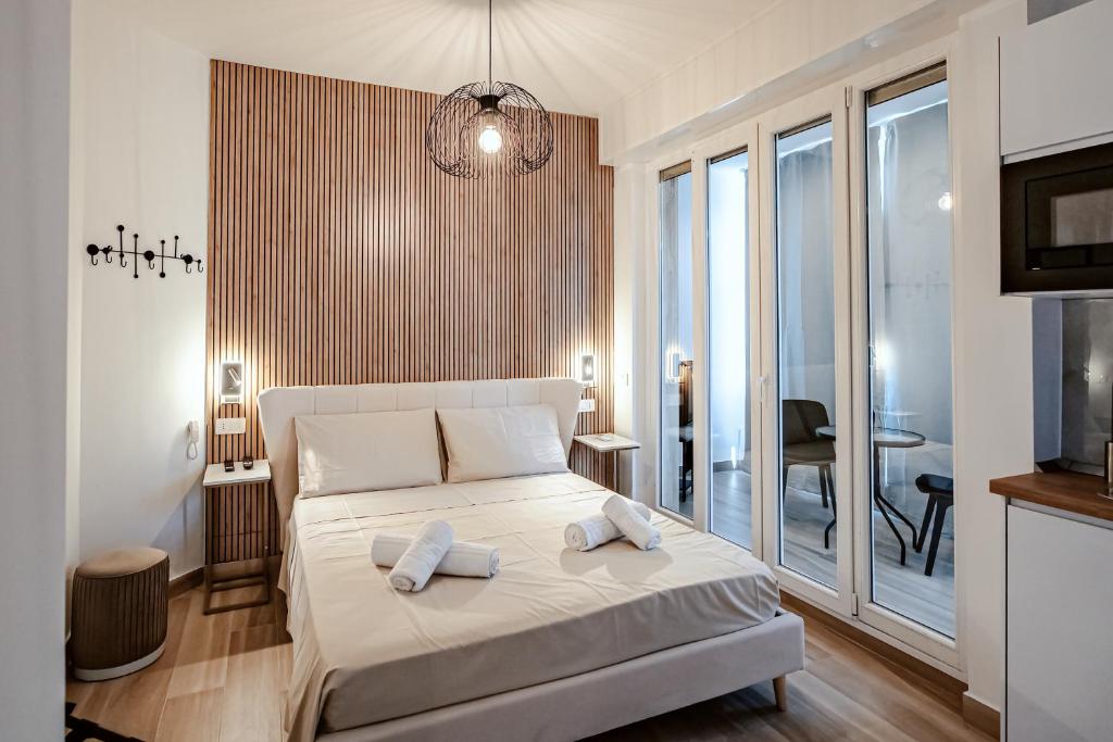 ein Schlafzimmer mit einem Bett mit zwei Handtüchern darauf in der Unterkunft Colorful Home in Mailand