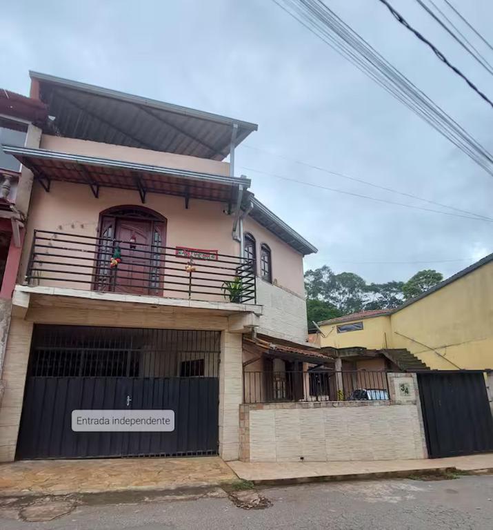 un bâtiment avec une porte devant lui dans l'établissement Espaço Tavares Ouro Preto-MG, à Água Boa