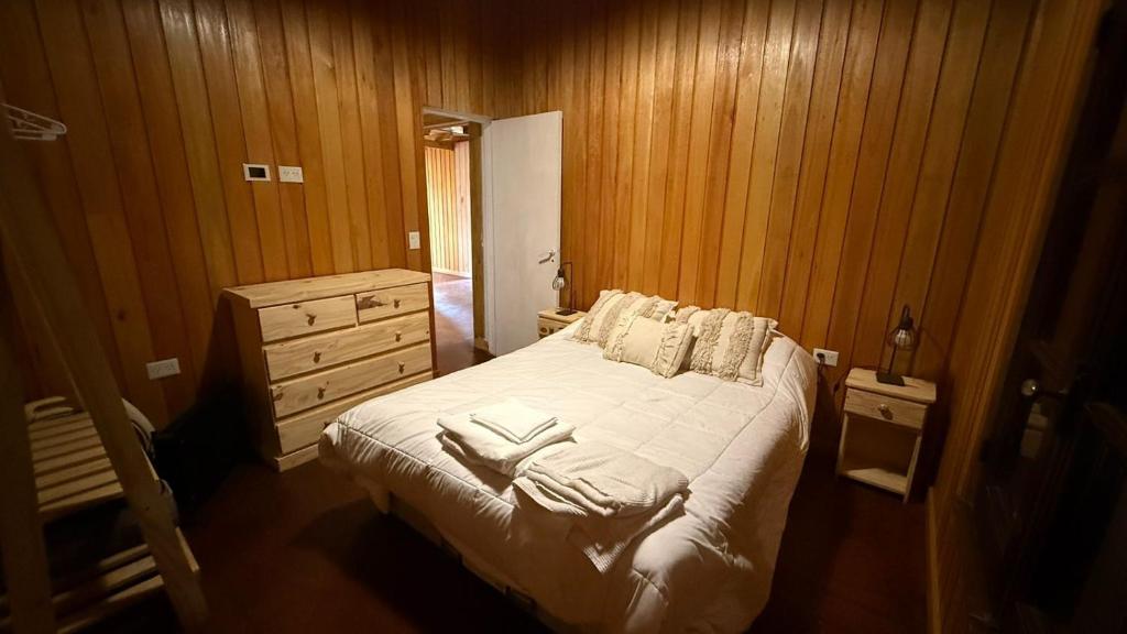 Ένα ή περισσότερα κρεβάτια σε δωμάτιο στο Cabaña Pehuen, Bosque Peralta Ramos, Mar del Plata