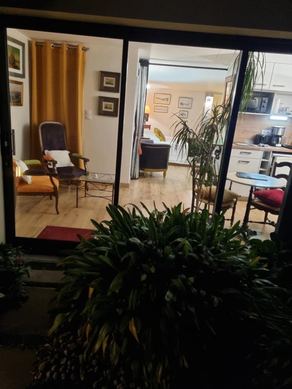 een woonkamer met uitzicht op een woonkamer bij le Jardin in Dinard