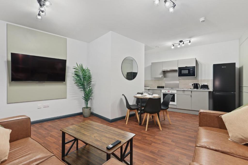un salon avec un canapé et une table dans l'établissement Clayton Apartments, à Newcastle upon Tyne
