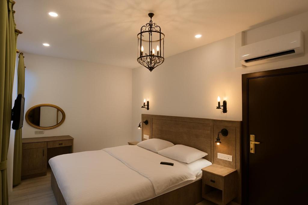 Ένα ή περισσότερα κρεβάτια σε δωμάτιο στο Avelyn Hotel