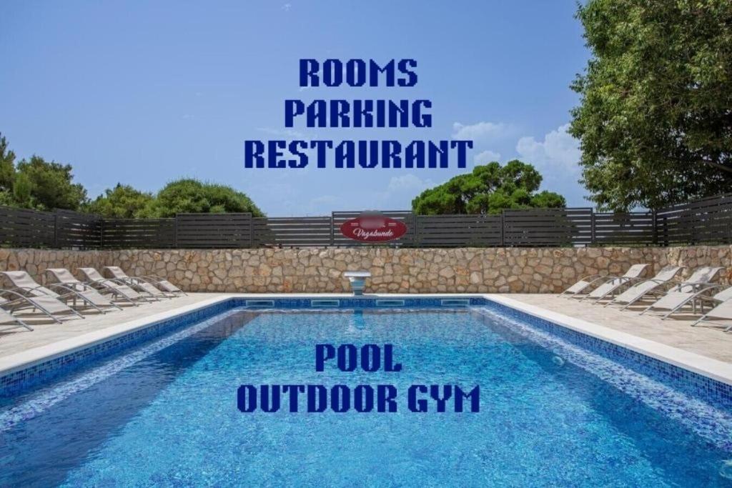 Un cartel de gimnasio al aire libre con piscina junto a un gimnasio al aire libre con piscina en BUDGET RESORT Vagabundo, en Novalja