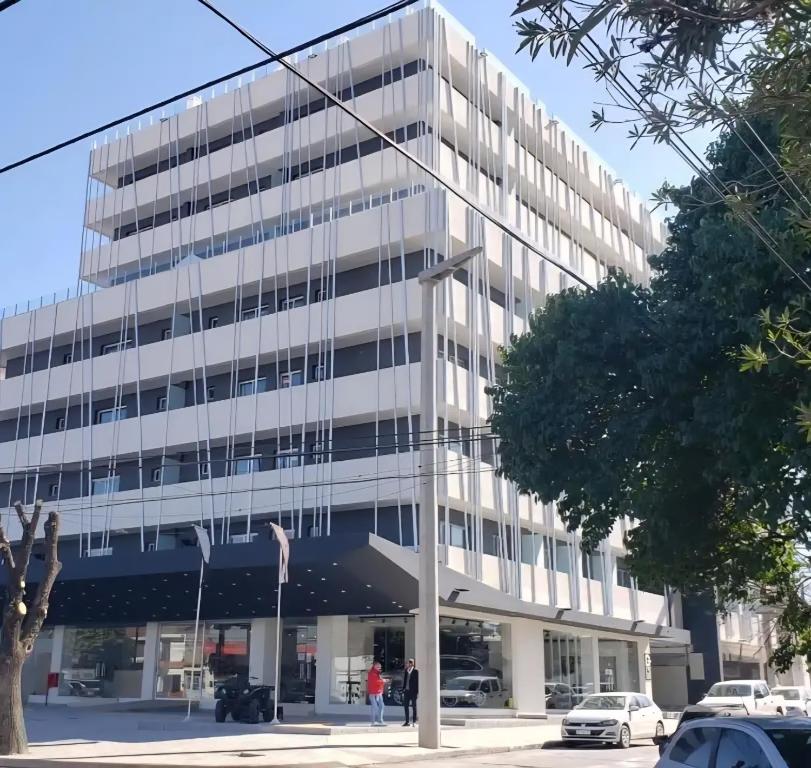 een kantoorgebouw op de hoek van een straat bij Dpto Bambú in Salta