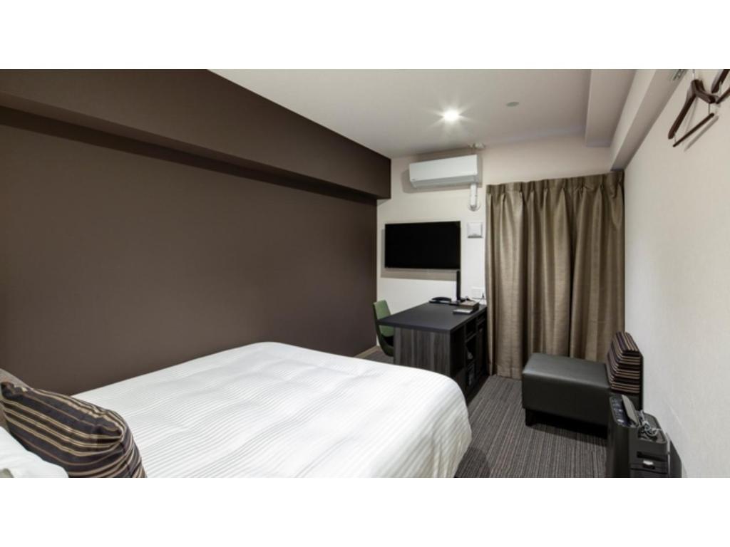 une chambre d'hôtel avec un lit et un bureau dans l'établissement Hotel Reference Tenjin - Vacation STAY 80089v, à Susakiuramachi