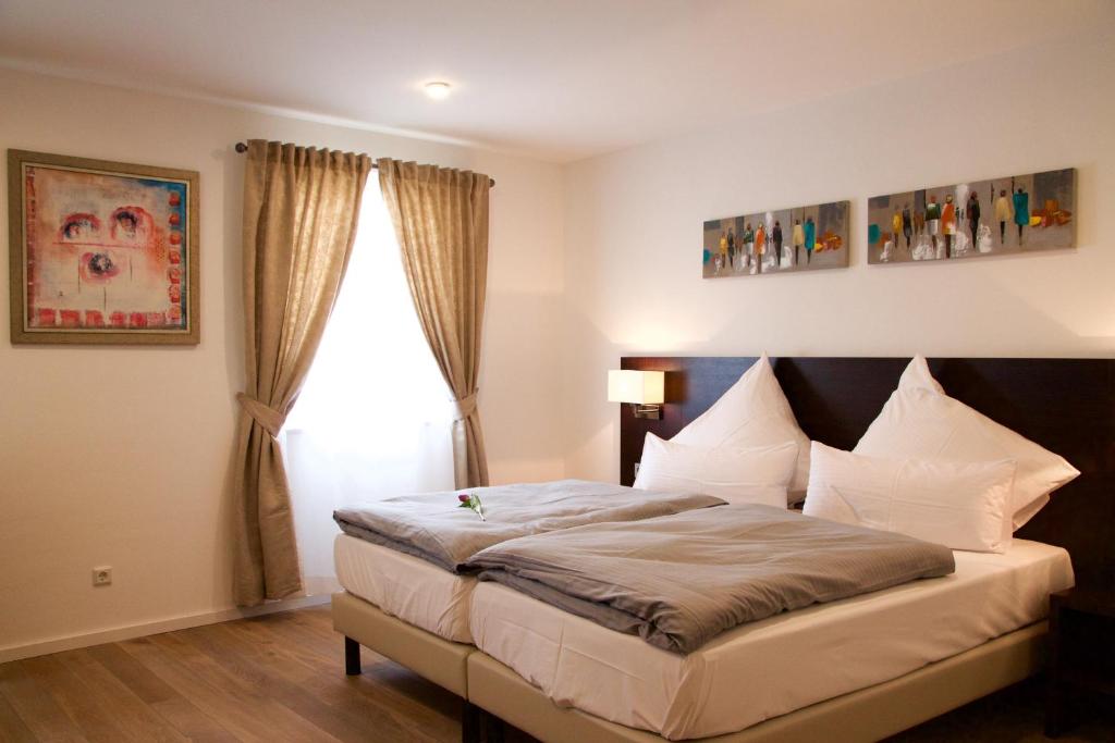 Postel nebo postele na pokoji v ubytování Hotel im Ried