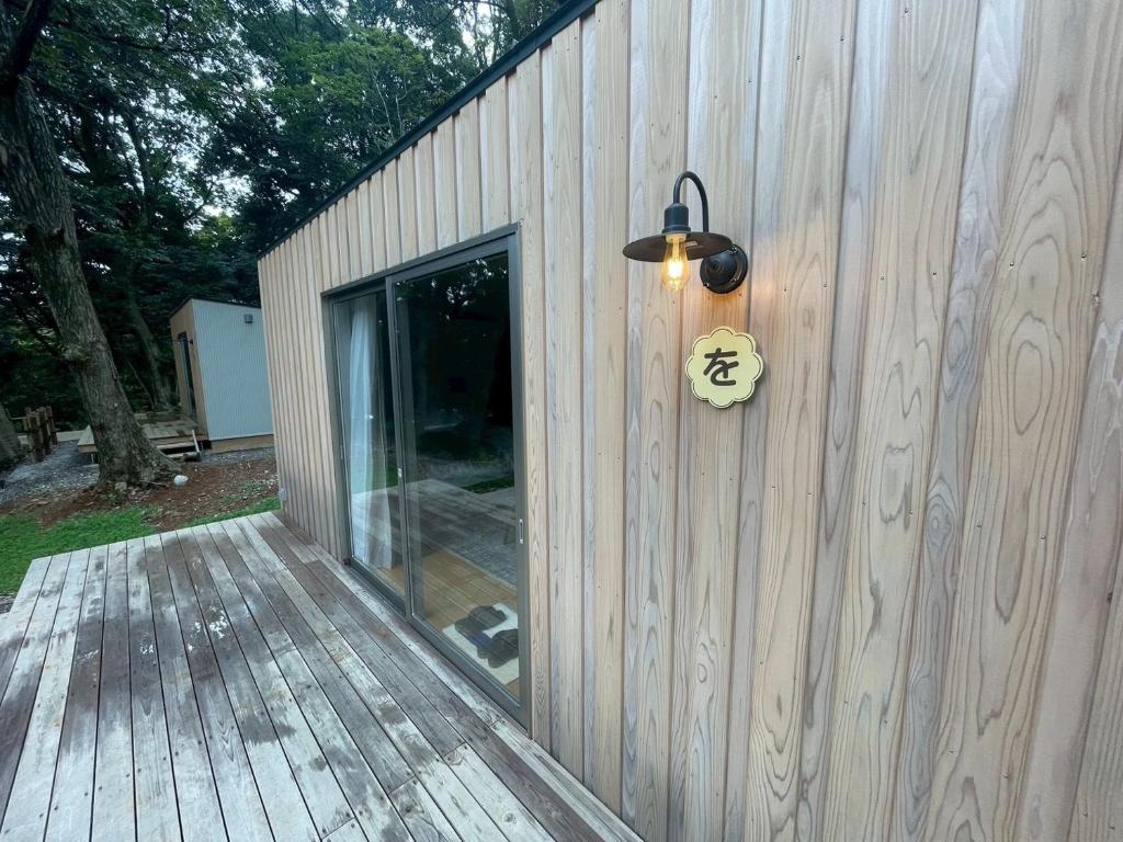 un bâtiment avec une horloge sur le côté dans l'établissement Aiueo no Mori - Vacation STAY 79149v, à Yamashiro