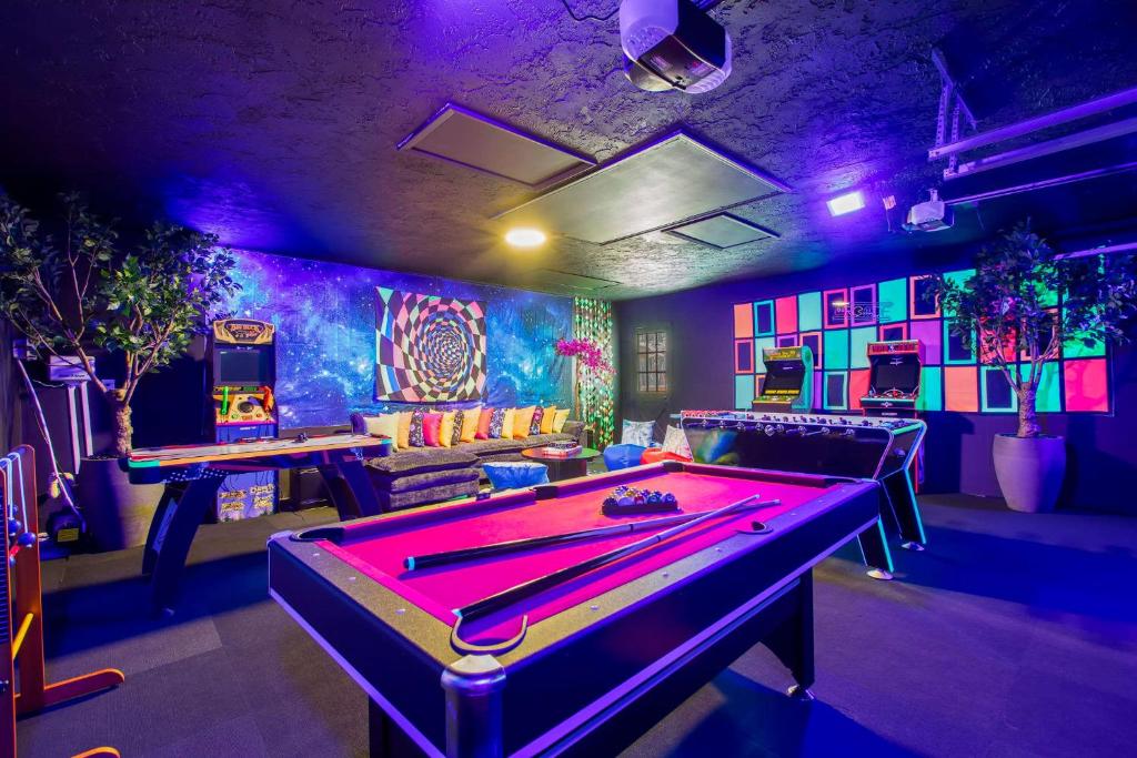 une table de ping-pong dans une pièce avec une table de ping-pong dans l'établissement 5BR Family Pool Villa By Eagle Park, à Clearwater