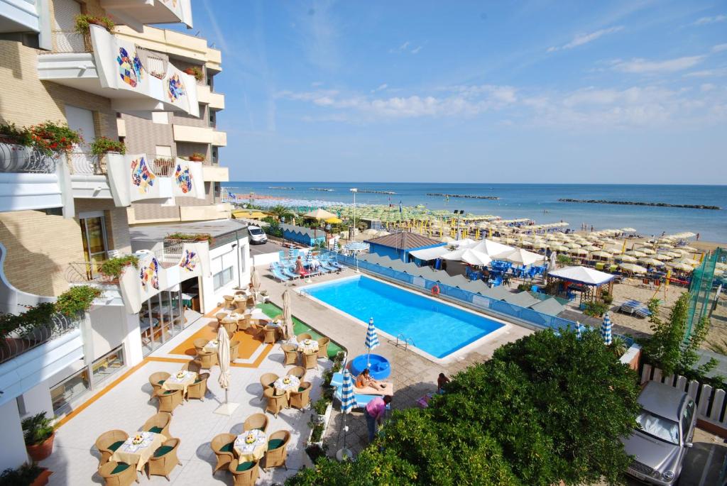 una vista aérea de un complejo con piscina en Hotel Bellevue, en Pesaro