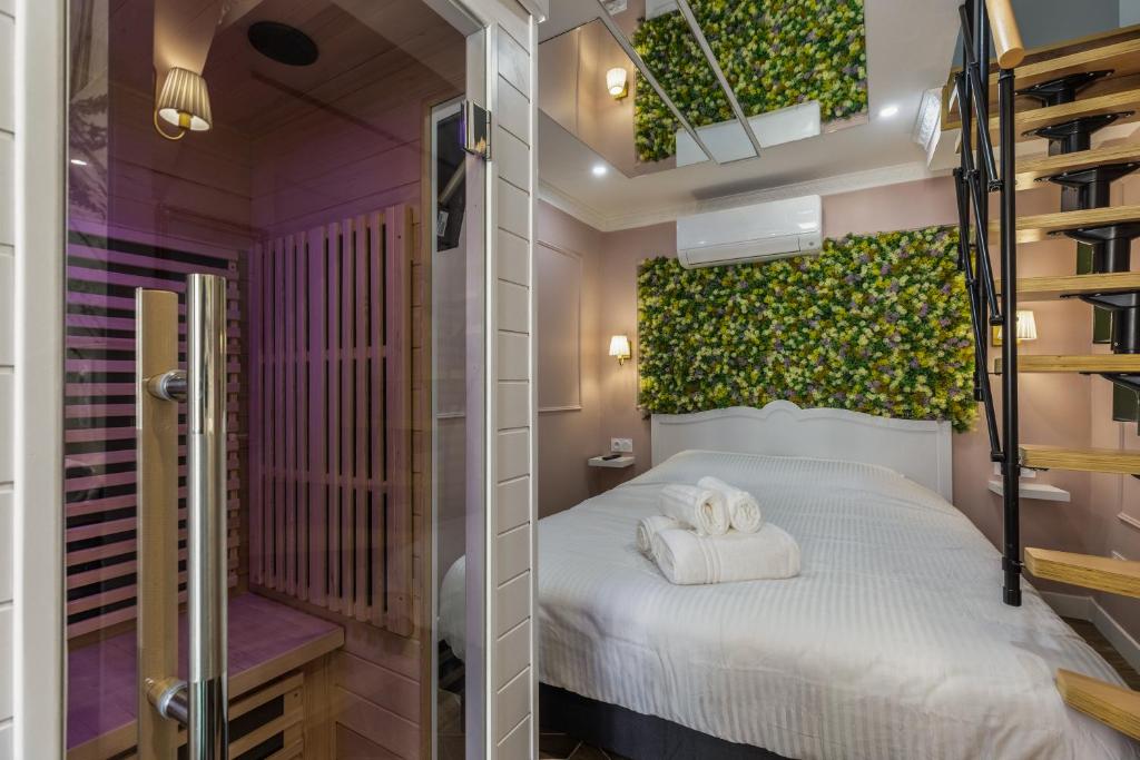 Postel nebo postele na pokoji v ubytování Love Room Loft - Lady Violet Bridgetown Spa Balnéo