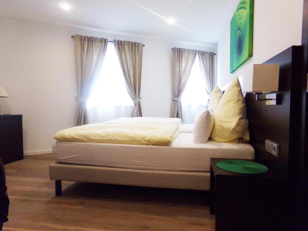 Postel nebo postele na pokoji v ubytování Hotel im Ried
