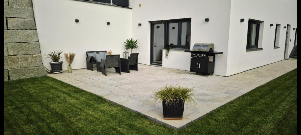 eine Terrasse mit Tisch und Stühlen in einem Hof in der Unterkunft M&M AusZeit im Schwabenländle in Winterlingen