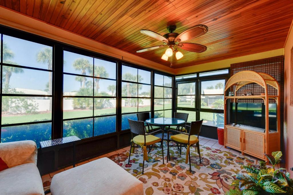 a room with a ceiling fan and a table and chairs at Grill, Lanai and Pool Access Charming Sebring Villa in Sebring