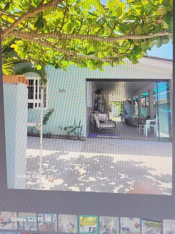 ein Bild von einem Haus mit Wohnzimmer in der Unterkunft RECANTO DO SOSSEGO in Palhoça