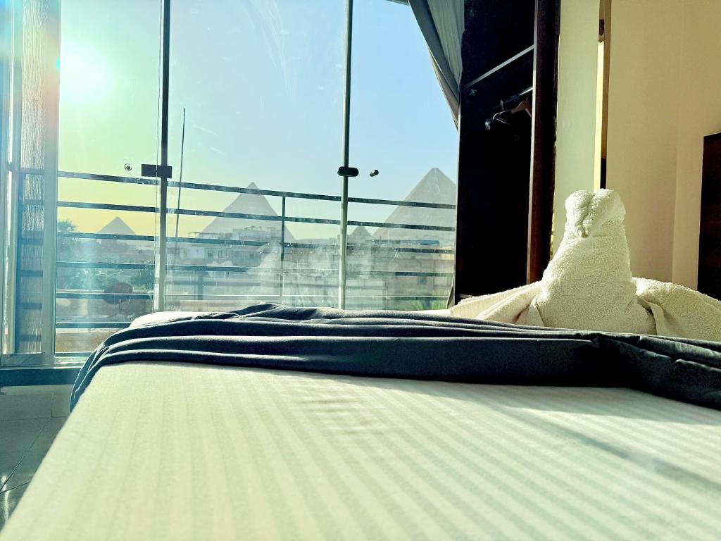 Postel nebo postele na pokoji v ubytování Continental Pyramids Terrace Hotel