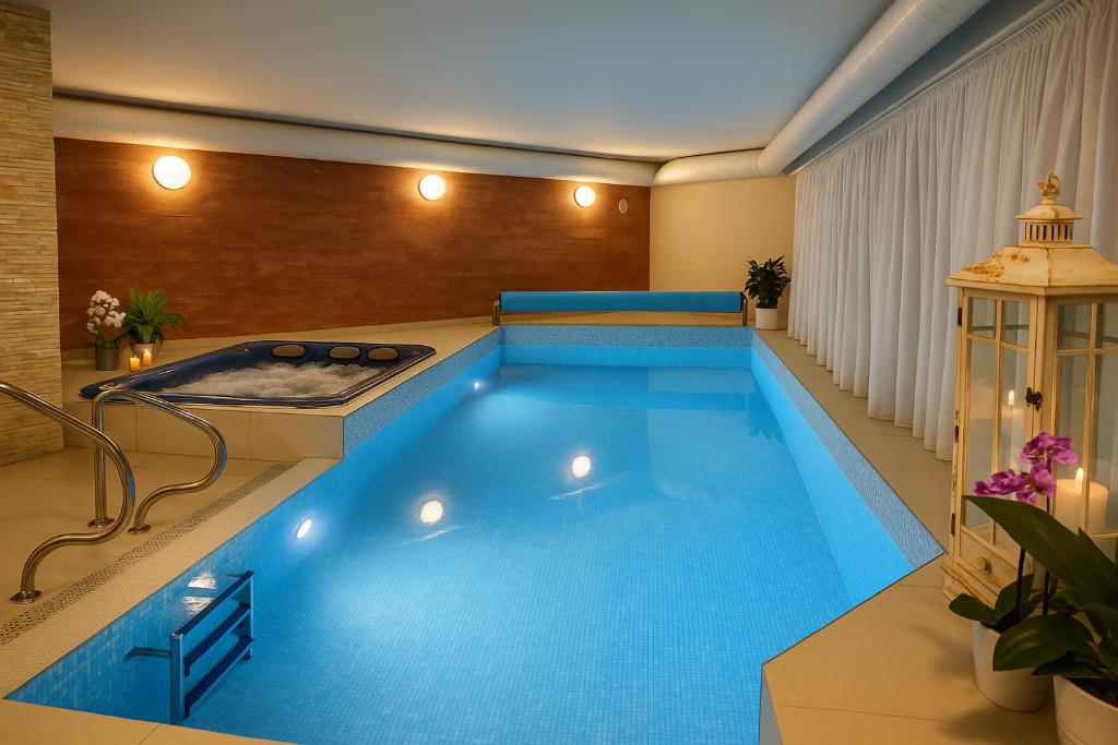 een groot baantjeszwembad in een hotelkamer met zwembad bij Vila Terra in Luhačovice